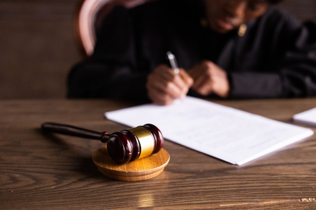 Firma de documento legal con mazo de juez, referente a la Ley 18.101 de arrendamiento en Chile